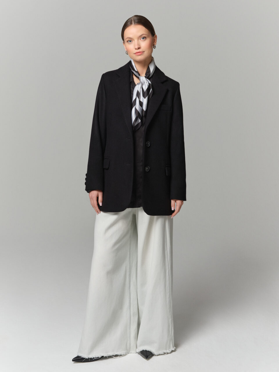 Marynarka, kurtka, blazer sprawdzi się w każdej z tych ról. Czarny kolor, wełniany materiał, prosty krój, jakość premium.