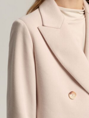 Klasyczny i ponadczasowy wzór jodełki w delkitanym pudrowym różu.