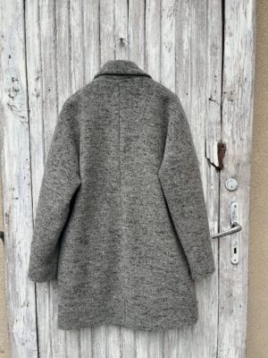 Melanżowa wełniana kurtka damska w stylu oversize. Ocieplana. Stylowa i funkcjonalna.