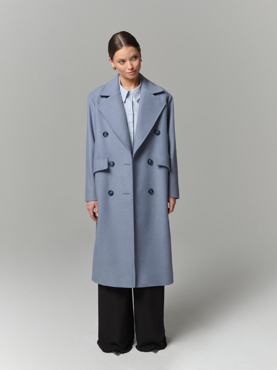 Niebieski pudełkowy płaszcz z kieszeniami. Dwurzędowy. Wełniany. W stylu oversize.