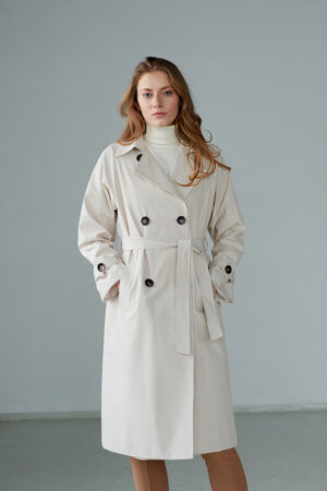 Dwurzędowy trencz o perfekcyjnie wyważonych proporcjach z peleryną na plecach. Długość do za kolano.