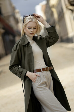 Lekki, stylowy trencz damski z hydrofobowej bawełny. Podszewka acetatowa.