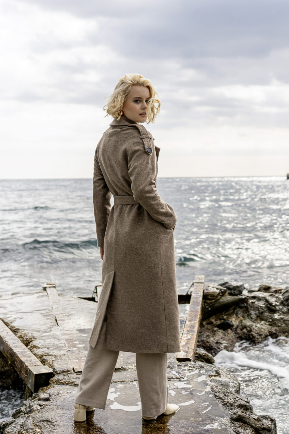 Długi płaszcz szlafrokowy w kolorze mokka melanż. Ciepły i lekki. Wiązany. Minimalistyczny krój.