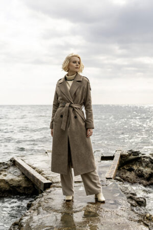 Przejściowy płaszcz damski o luźniejszym kroju. Długość do połowy łydki. Piękny kolor mokka.