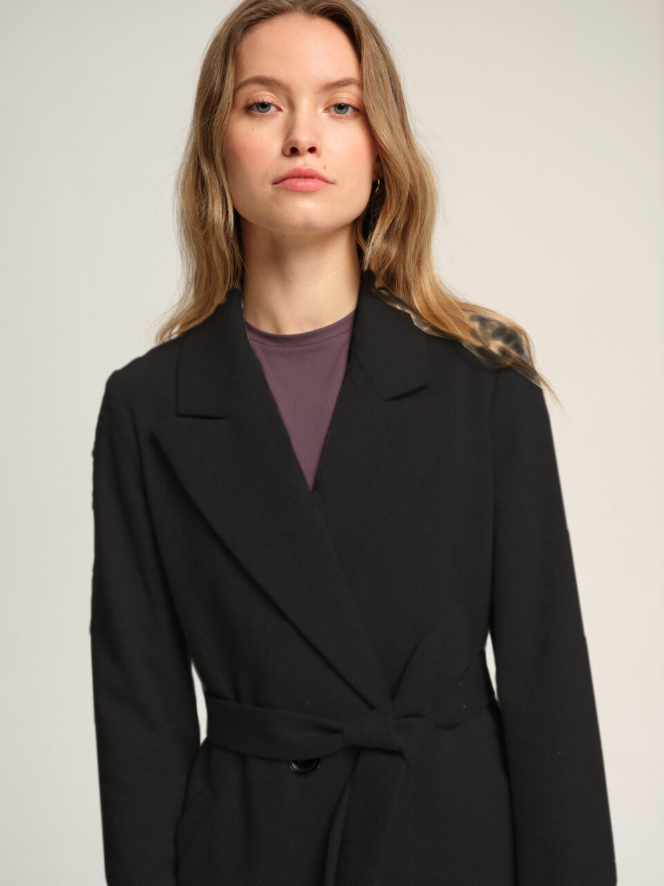 Czarny wiosenno-jesienny płaszczyk. Minimalistyczny krój. Uniwersalny kolor. Funkcjonalny i wygodny.