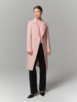 Płaszczyk damski o długości w kolano. Zapinany na guzik i wiązany. Uszyty z pięknej wełny w pastelowym różowym kolorze.