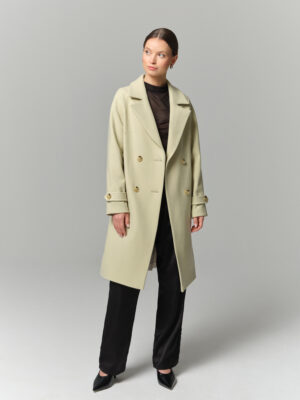 Płaszczyk przejściowy z lekkiej wełny dziewiczej w pistacjowej zieleni. Luźny, swobodny krój. Pasek i guziki.