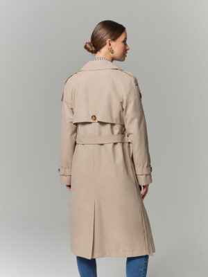 Trencz damski luźny krój. Ponadczasowy płaszcz wiązany i zapinany na guziki. Acetatowa podszewka. Klasyk na lata.