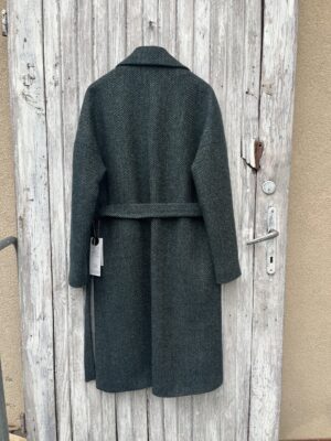 Zimowy płaszcz damski w jodełkę uszyty z wełny dziewiczej w limitowanej ilości. Oversizowy i luźny krój, Wiązany w pasie.