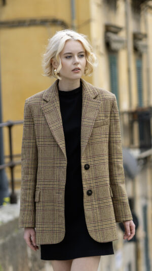 Wełniana marynarka w ciepłym beżu w delikatną kratę. Zapinana na guziki. Ponadczasowy krój i kolor.