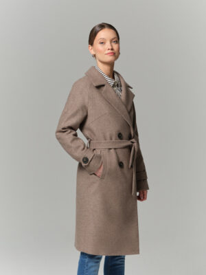 Klasyczny płaszcz przejściowy w nowoczesnym wydaniu. Długość w kolano, bazowy kolor mokka, dwurzędowe zapięcie.