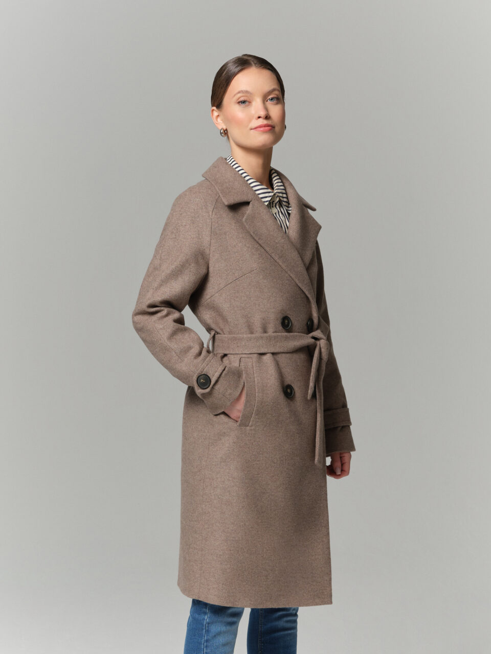Klasyczny płaszcz przejściowy w nowoczesnym wydaniu. Długość w kolano, bazowy kolor mokka, dwurzędowe zapięcie.