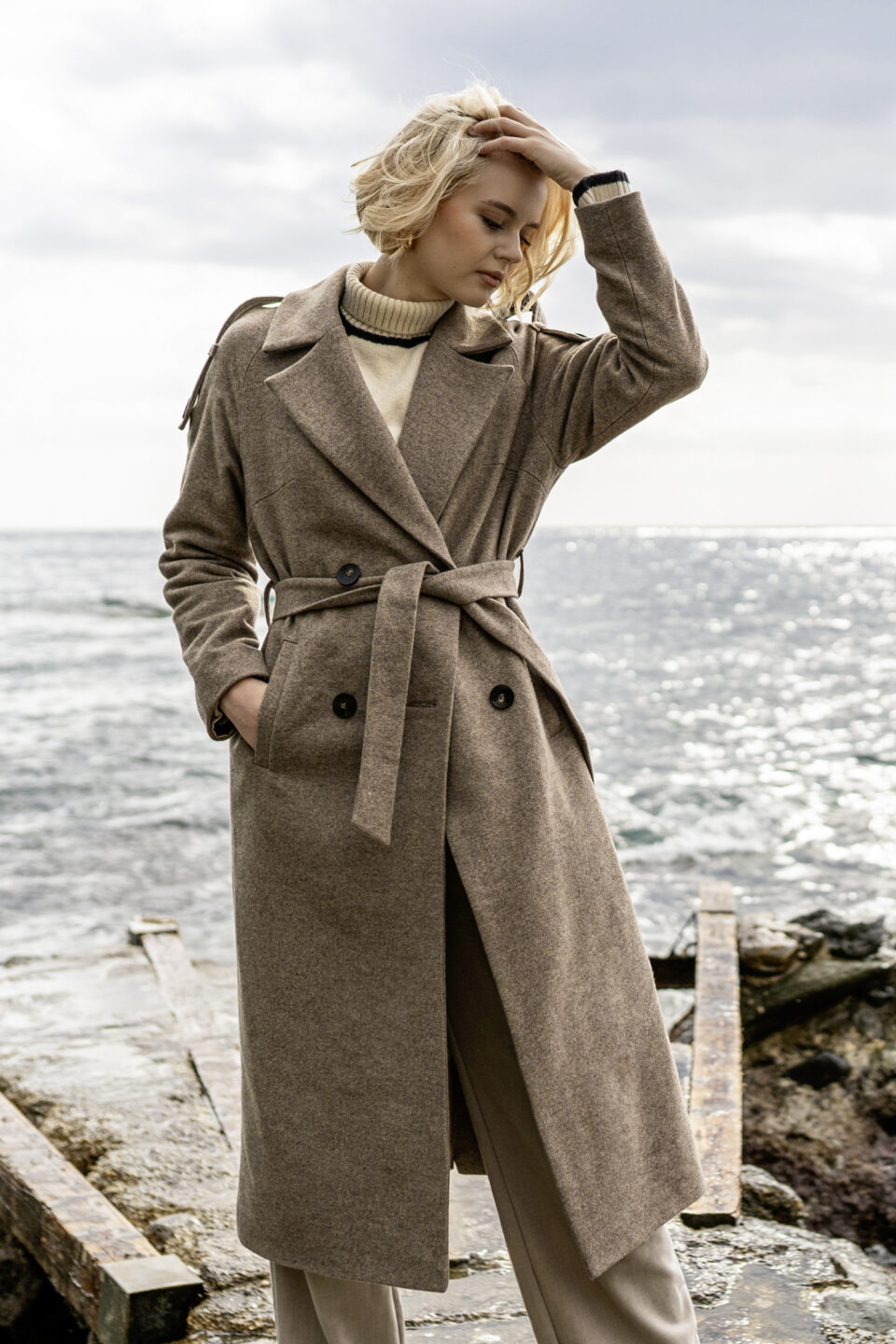 Wełniany płaszcz wiosenno-jesienny. Ciepły i lekki. Ponadczasowy krój i bazowy kolor - mokka.