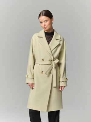 Wiosenny płaszczyk z wełny dziewiczej w pięknym kolorze pistacjowa zieleń. Wiązany i zapinany na guziki.