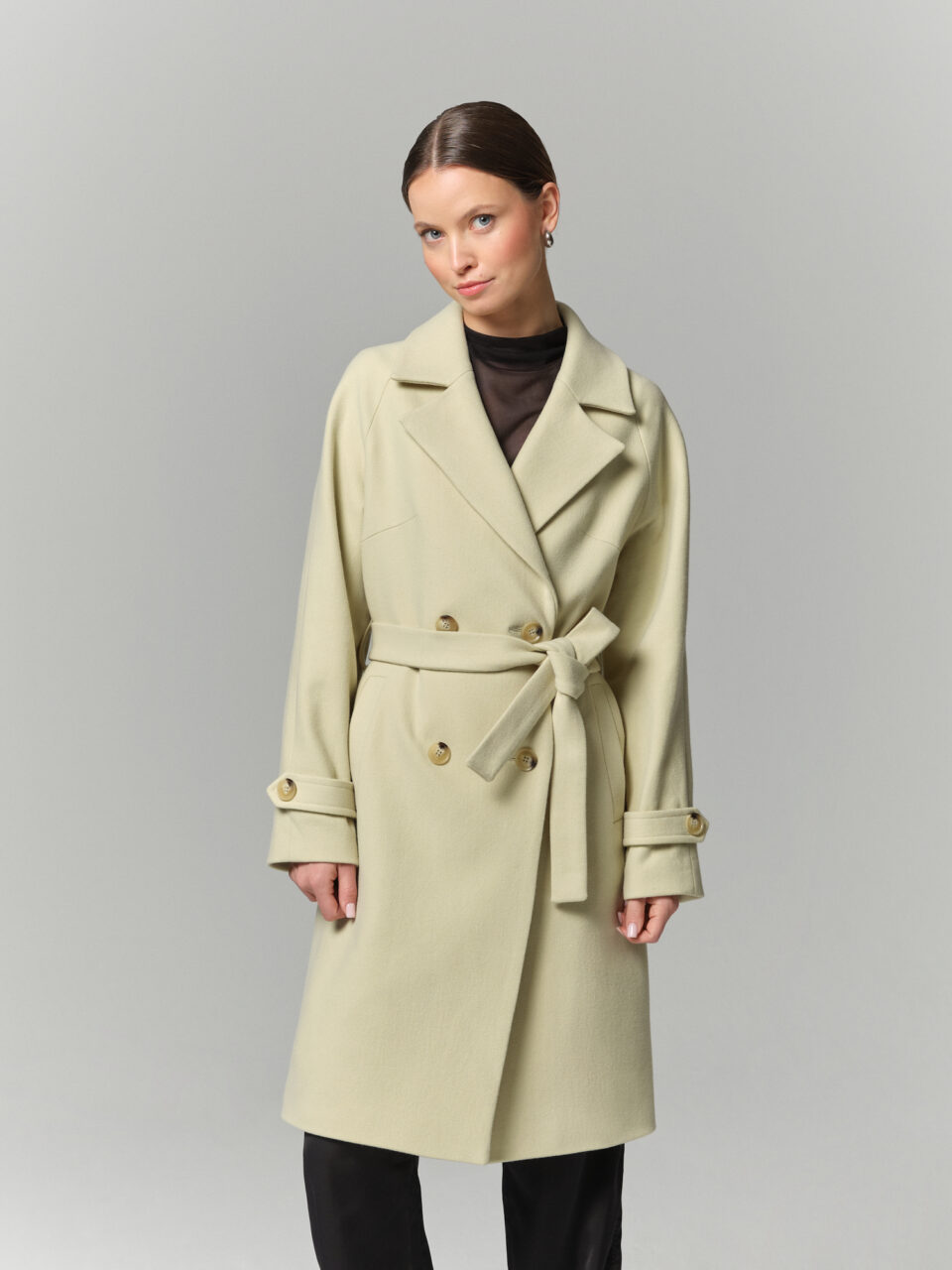 Wiosenny płaszczyk z wełny dziewiczej w pięknym kolorze pistacjowa zieleń. Wiązany i zapinany na guziki.