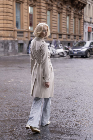 Wiosenny płaszczyk damski w chłodnym kremie. Klasyczny trencz damski.