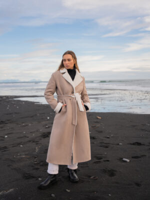 Zimowy kożuch damski długi jednorzędowy w luźnym stylu. Wiązany.