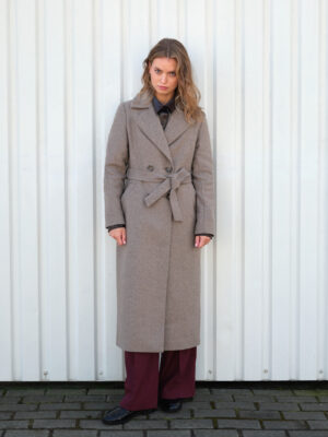 Beżowo-szary płaszcz damski zimowy. Zapinany dwurzędowo i wiązany. Ponadczasowe okrycie wierchnie.