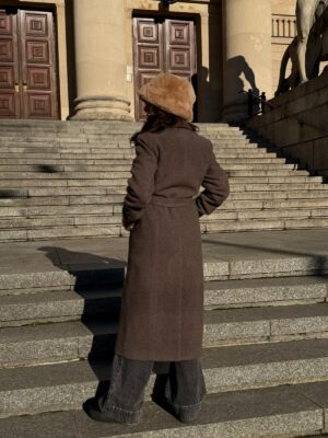 Długi ocieplany płaszcz damski. Uszyty z wełnianego materiału w czekoladowo-beżowy diagonal. Ponadczasowa klasyka.