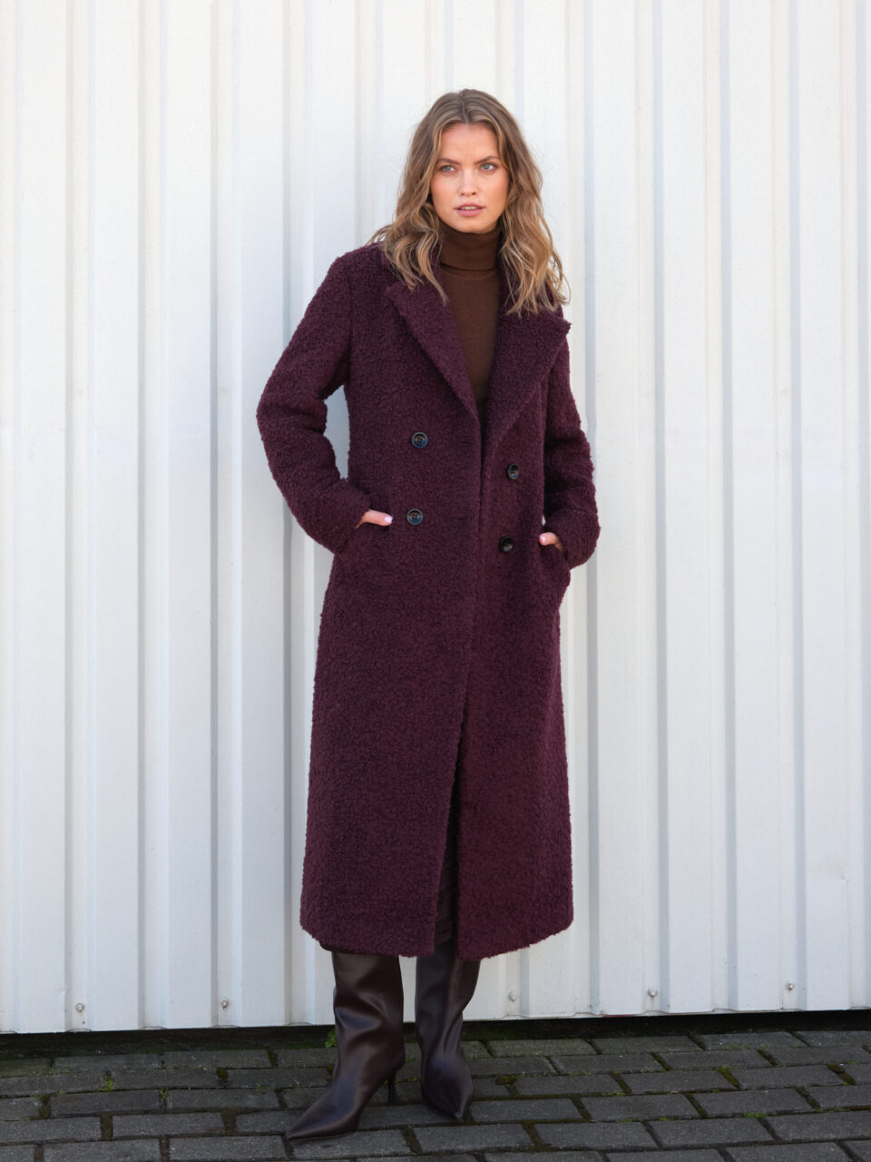 Burgundowy płaszcz zimowy z wełny boucle. Ciepły i wyrafinowany. Jakość premium.