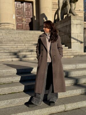 Długi zimowy płaszcz z rozporkiem z tylu. Klasyczny krój, wełniany materiał i piękny wzór - czekoladowo-beżowy diagonal.