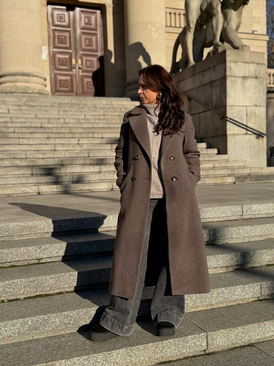 Długi zimowy płaszcz z rozporkiem z tylu. Klasyczny krój, wełniany materiał i piękny wzór - czekoladowo-beżowy diagonal.