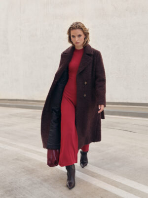 Czekoladowy długi płaszcz damski. Zimowy, ocieplany. Szlafrokowy krój. Teddy.