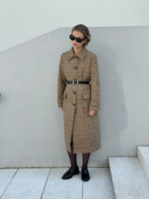 Długi, jednorzędowy płaszcz damski z wełny dziewiczej. Rzemieślnicza perełka. Idealne spasowany wzór kraty na elementach płaszcza.