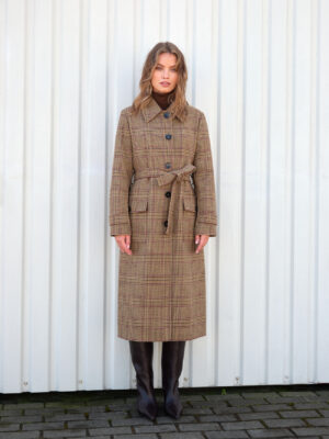 Długi camelowy płaszcz damski z wełny dziewiczej w szkocką kratę. Produkt premium, w którym wszystko jest ręcznie robione.
