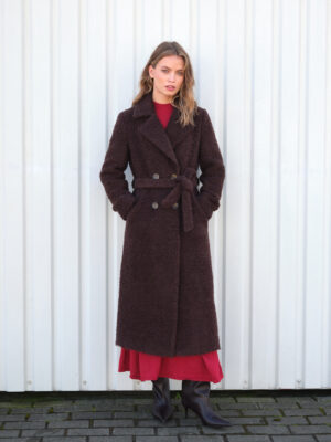 Długi czekoladowy płaszcz z wełny boucle. Struktura materiału przypomina futro baranka. Ponadczasowy krój i kolor. Polskie rzemiosło.