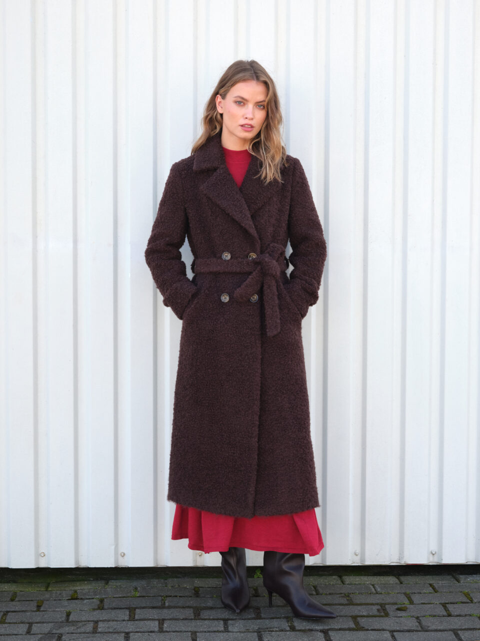 Długi czekoladowy płaszcz z wełny boucle. Struktura materiału przypomina futro baranka. Ponadczasowy krój i kolor. Polskie rzemiosło.