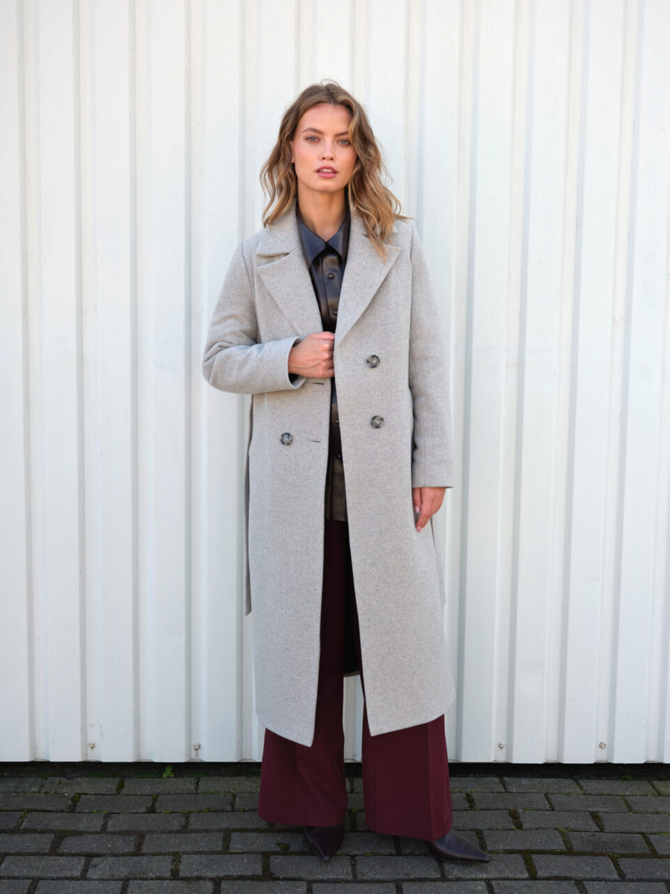 Długi wełniany płaszcz damski - klasyczny krój i wzór. Miękki wełniany materiał. Cichy luksus.