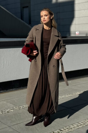 Długi, zimowy płaszcz damski z wełną w unikatowym kolorze. Miękka forma i miękki materiał. Ocieplany.