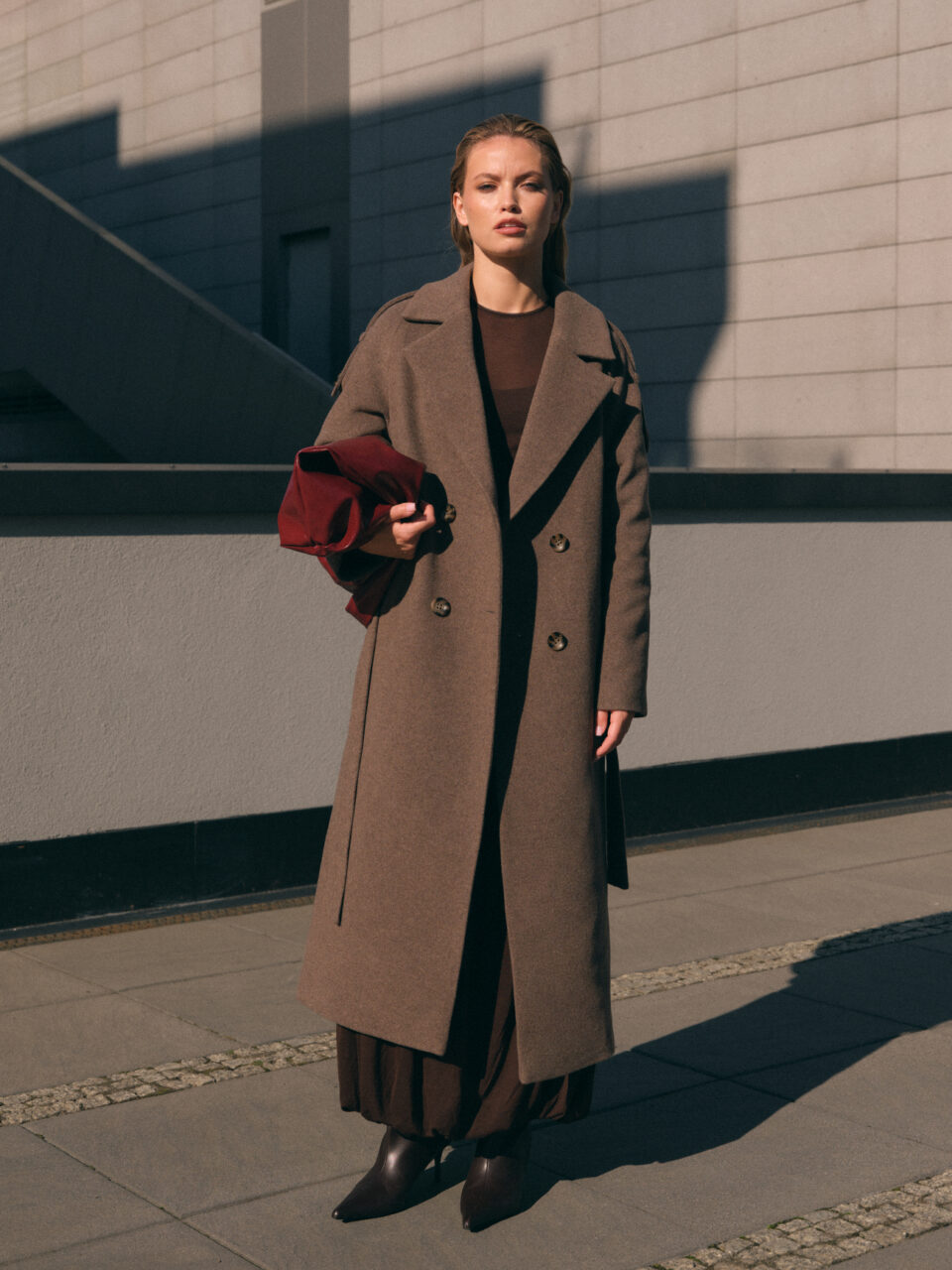 Długi zimowy płaszcz damski o nowoczesnym kroju. Raglanowy rękaw. Wiązany. Ocieplany. Quiet luxury. Producent płaszczy damskich.