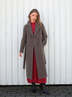 Długi szlafrokowy płaszcz zimowy z mieszanki wełny w kolorze kamienny brąz. Szlachetna tkanina, klasyczny wzór i uniwersalny kolor.