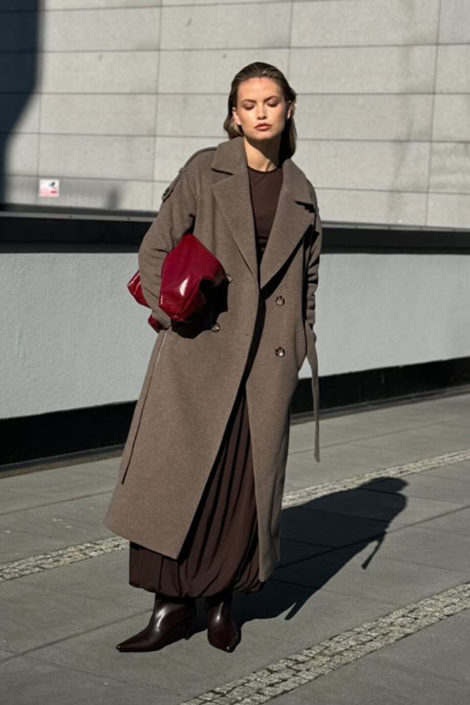 Luźny zimowy płaszcz o długości do połowy łydki. Piękny kolor, miękka wełna i swobodny krój.