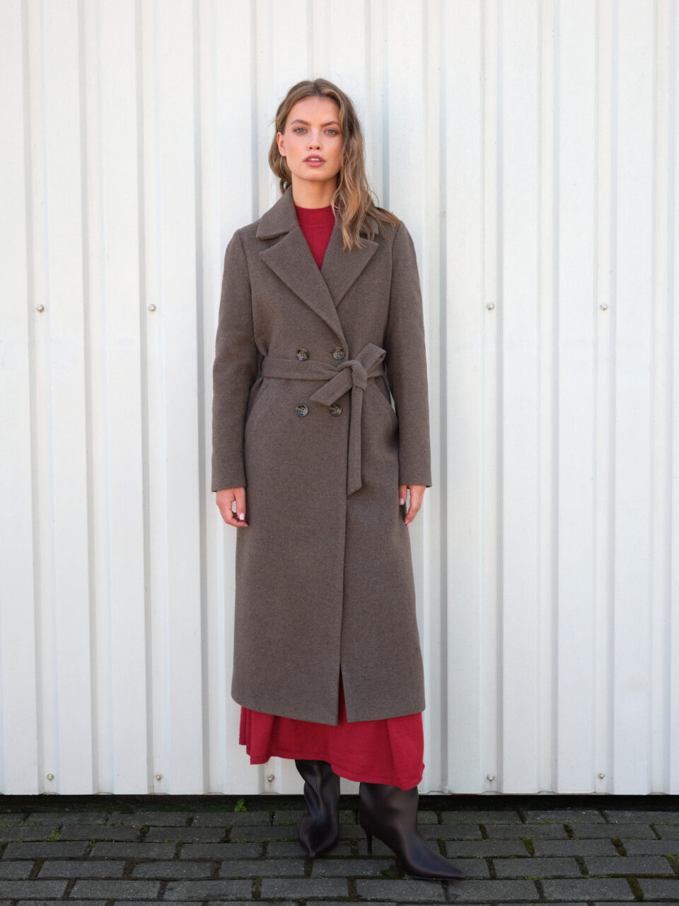 Ocieplany płaszcz zimowy z wełną w kolorze szarego brązu. Klasyczny krój. Zapinany na guziki i wiązany. Ekskluzywna linia.