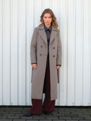 Płaszcz damski w beżowo-szary diagonal z wełny i jedwabiu. Szlachetna tkanina, klasyczny krój, wysoka jakość. Zimowy i ocieplany.