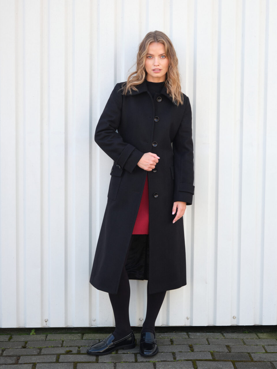 Klasyczny, dopasowany płaszcz damski. Zapinany pod szyję na guziki. Kołnierz w szpic. Must have w szafie kapsułowej.