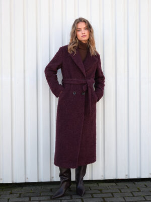 Ręcznie szyty zimowy płaszcz damski w najmodniejszym kolorze burgund. Długi, wełniany i ocieplany idealny na zimę.