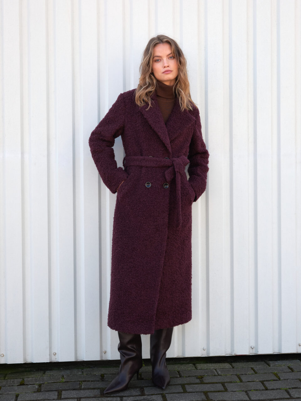 Ręcznie szyty zimowy płaszcz damski w najmodniejszym kolorze burgund. Długi, wełniany i ocieplany idealny na zimę.