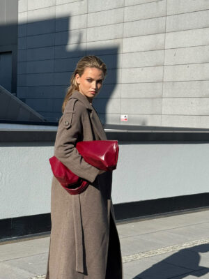 Wełniany płaszcz w stylu oversize. Ocieplany. Minimalistyczny krój, z rozporkiem na tyle. Pagony. Brązowa-szarość.