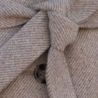 Beżowo-szary diagonal - oryginalny wzór stworzony ze skośnie skręconych nitek. Przyciąga oko.