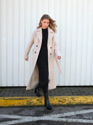 Beżowy płaszcz zimowy z wełny boucle. Nowoczesna klasyka. Długi, ciepły i wyrafinowany.