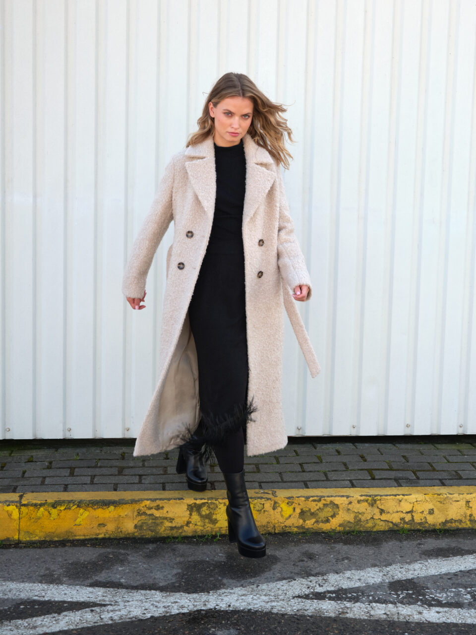 Beżowy płaszcz zimowy z wełny boucle. Nowoczesna klasyka. Długi, ciepły i wyrafinowany.
