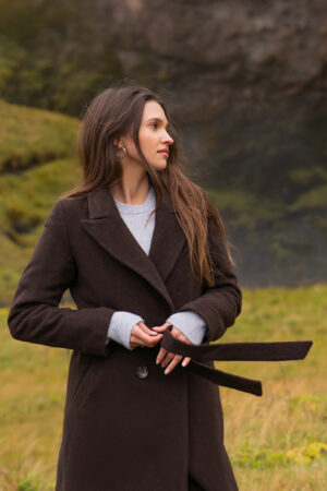 Czekoladowy brąz. Damski płaszcz zimowy ocieplany. Wiązany. Długość w kolano.