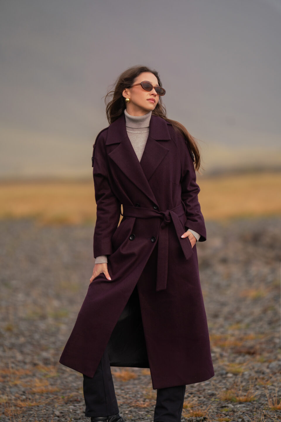 Burgundowy długi płaszcz damski zimowy z wełną. Swobodny krój o raglanowym rękawie. Wiązany.