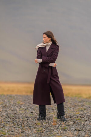 Burgundowy długi płaszcz damski zimowy. Swobodny krój z raglanowymi rękawami. Zapinany dwurzędowo i wiązany.