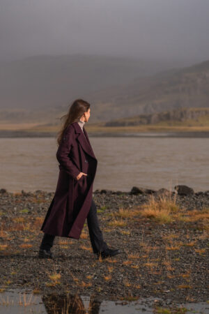 Długi burgundowy płaszcz damski z wełny. Ocieplany. Raglanowe rękawy wykończone pagonami. Wiązany.