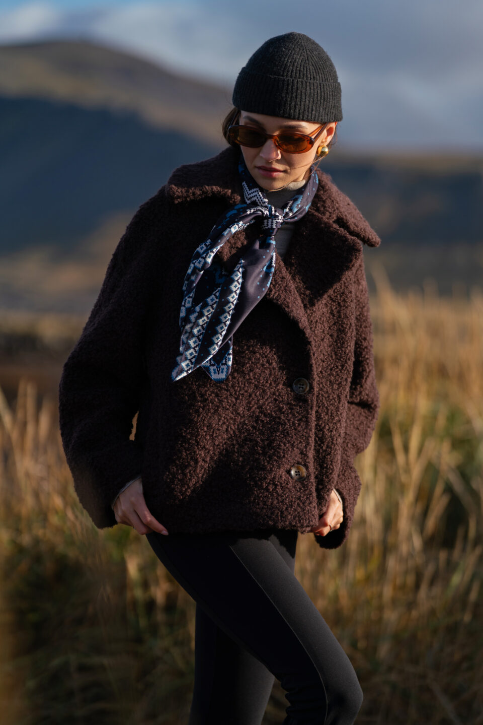 Czekoladowa kurtka damska z wełny boucle z raglanowym rękawem. Oversizowa.